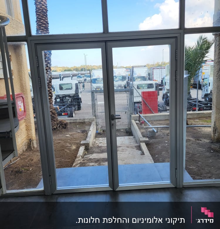 דלת אלומיניום עם חלונות זכוכית שקופים